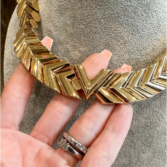 Louis Vuitton Unchain Essential V Gold Tone Choker Necklace - Picture 7 of 9